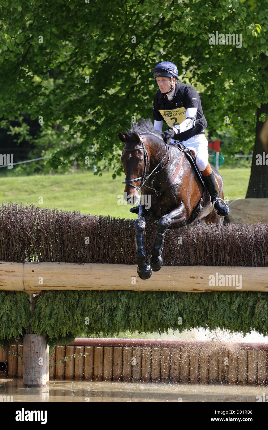 Leeds Braham UK. 8. Juni 2013. William Fox-Pitt, Reiten Running Order clearing das Wasserhindernis während der 40. Braham Pferd Versuche. Bildnachweis: S D Schofield/Alamy Live-Nachrichten Stockfoto