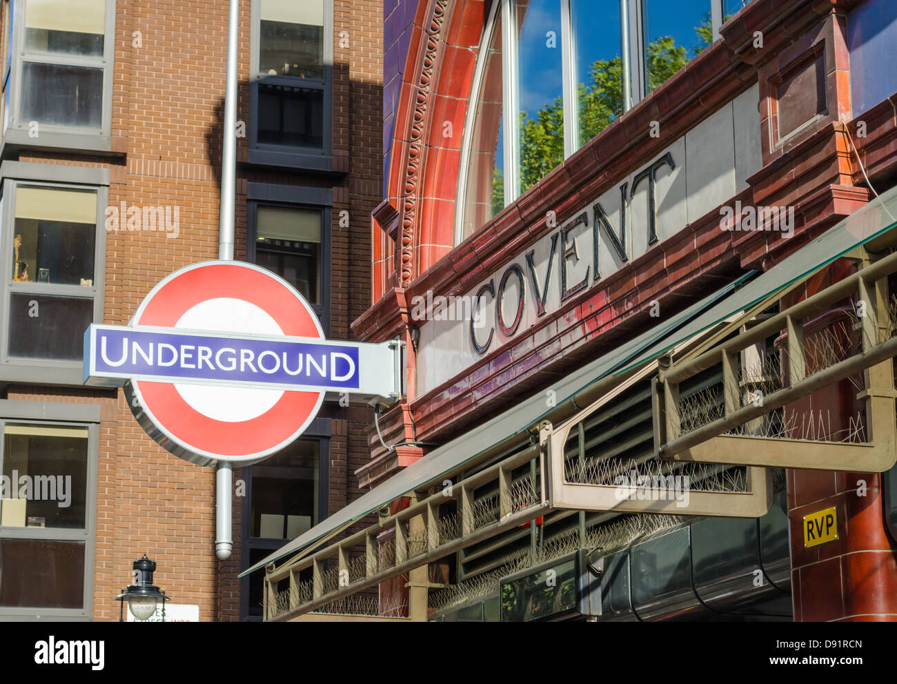 U-Bahn-Station Covent Garden und London Underground unterzeichnen. London, England. Stockfoto