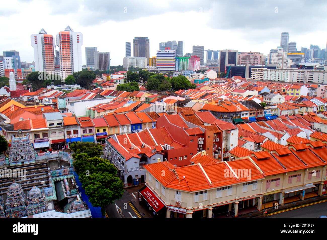 Singapore Little India, Luftaufnahme von oben, Sri Veeramakaliamman Tempel, Hindu, bindi, zweistöckiges, Geschoss, Ladenhäuser, Ladenhaus, rote Lehmziegelstube Stockfoto