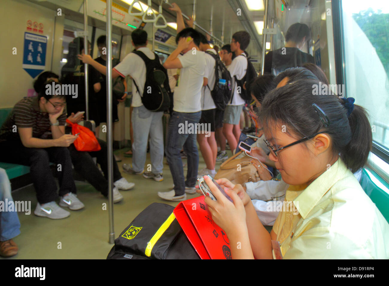 Singapur, Kallang MRT Station, East West Line, U-Bahn, öffentliche  Verkehrsmittel, Fahrer, Pendler, Asiaten ethnischen Einwanderer Minderheit,  Tee Stockfotografie - Alamy