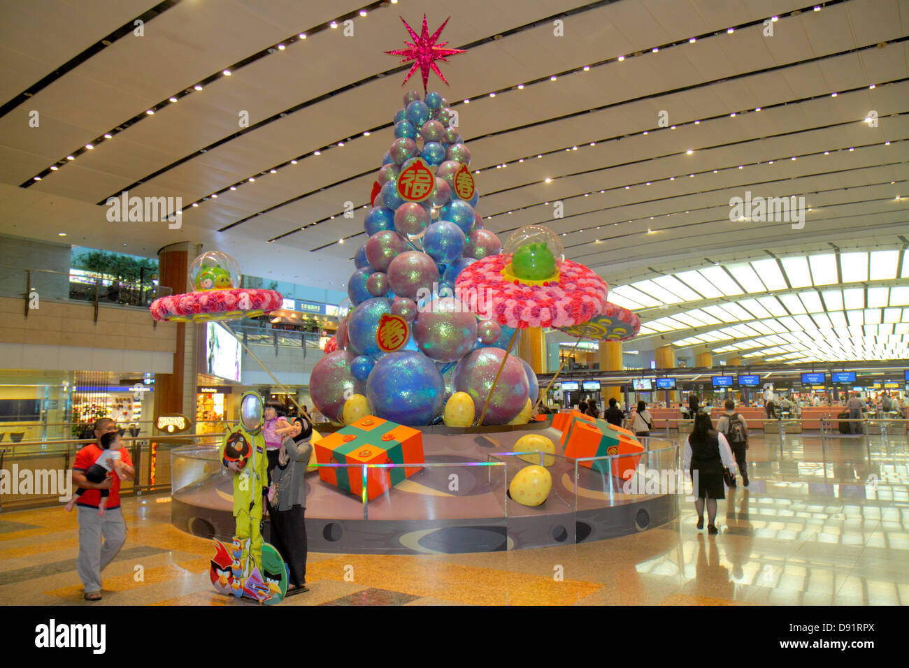 Internationaler Flughafen Singapur Changi, SIN, Terminal, asiatischer Mann, Männer, Frauen, Familien, Eltern, Kinder, Skulptur, Kunst, Stockfoto
