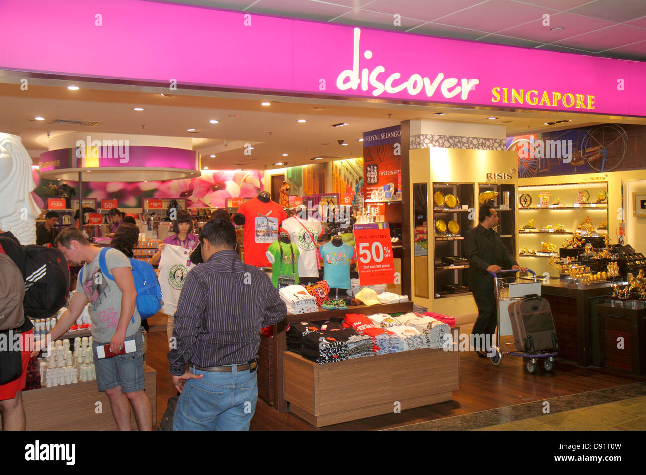 Singapur, Changi International Airport, SIN, Terminal, innen, Shopping Shopper Shopper Shop Geschäfte Markt Märkte Markt Kauf Verkauf, ret Stockfoto