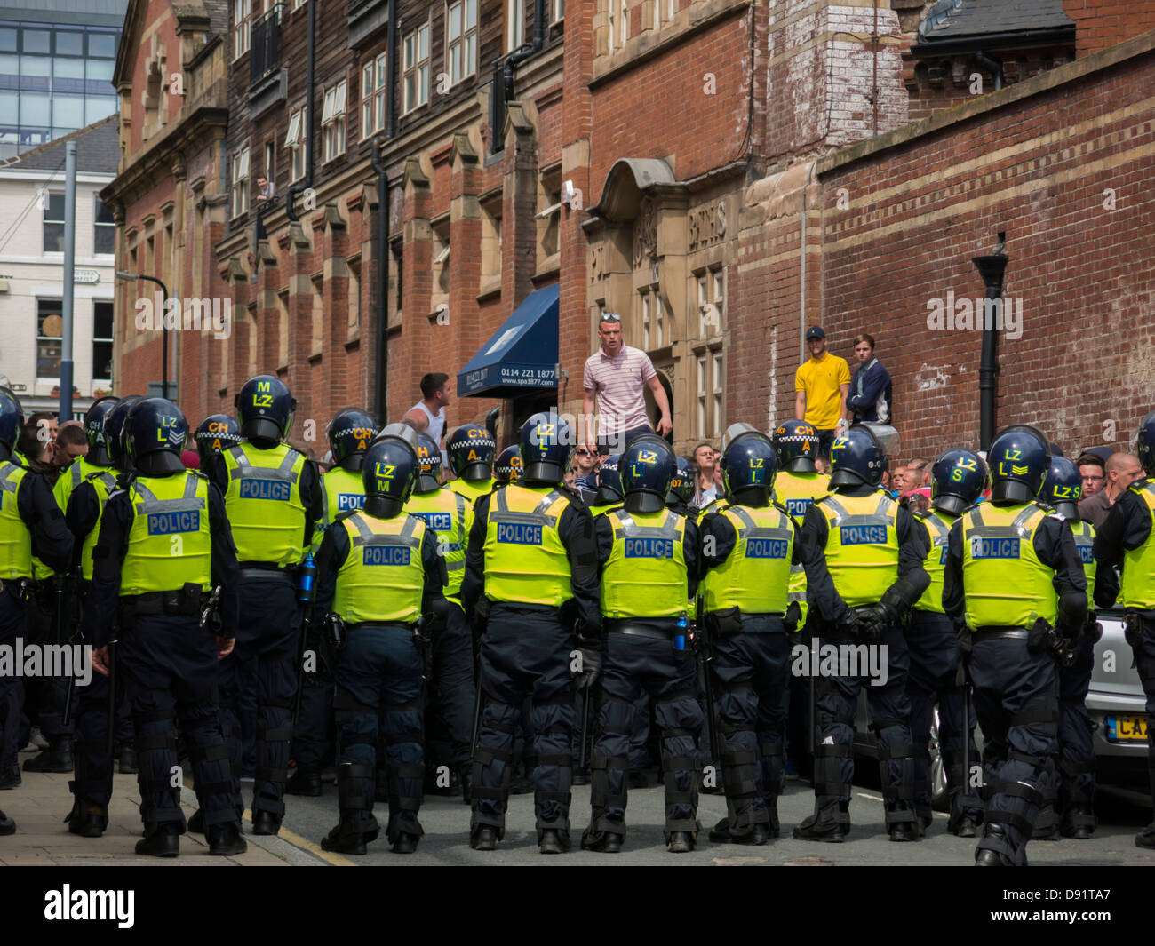 Polizeiabsperrung zurückhalten EDL-Anhänger in Sheffield City Center South Yorkshire Samstag, 8. Juni Stockfoto