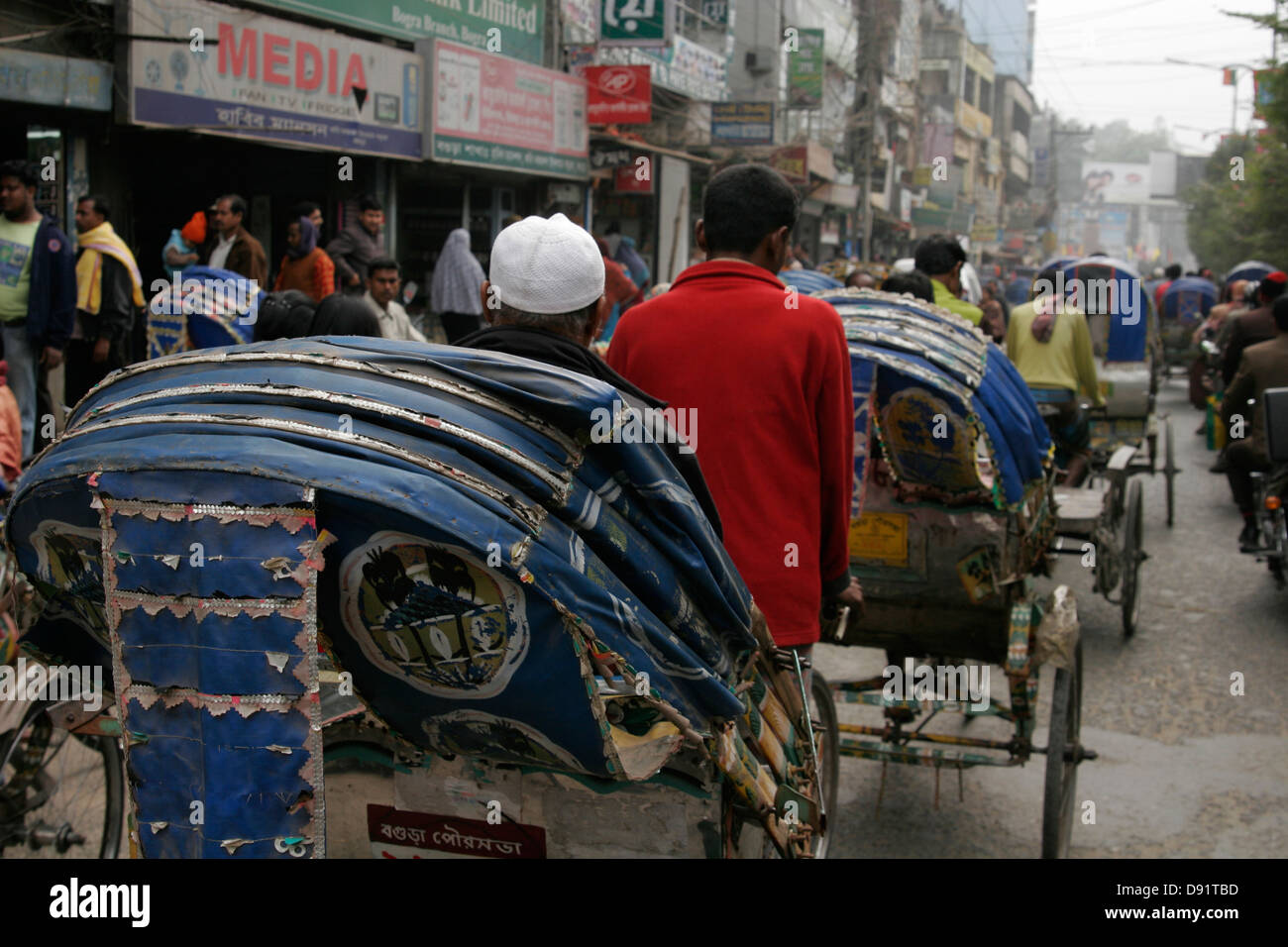 Rikschas, die Passagiere auf der belebten Straße, Bangladesch Stockfoto