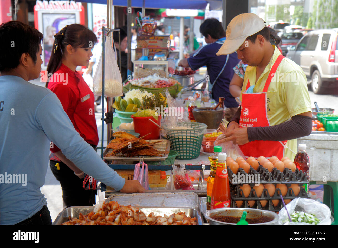 Thailand, Thai, Bangkok, Pathum Wan, Rama 1 Road, asiatischer Mann Männer männlich, Frau weibliche Frauen, Verkäufer, Stände Stand Markt Käufer Kauf Verkauf, stree Stockfoto