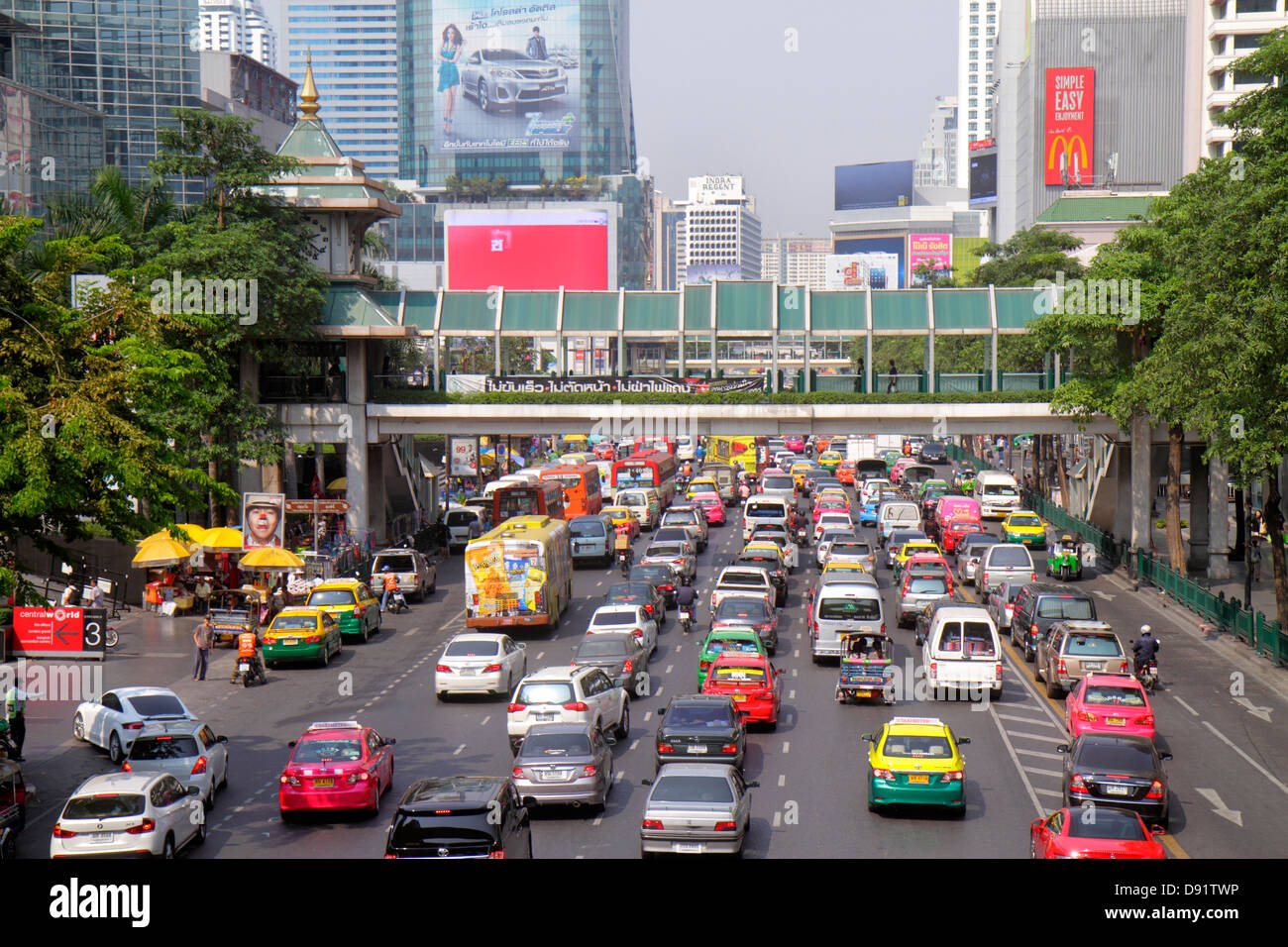 Bangkok Thailand, Thai, Pathum Wan, Ratchadamri, Verkehr, Taxi-Taxis, Taxi, Taxis, Motorräder, Motorroller, Bus, Bus, Auto-Rikscha, Tuk-Tuk, sam-lor, Taxi, Skywa Stockfoto