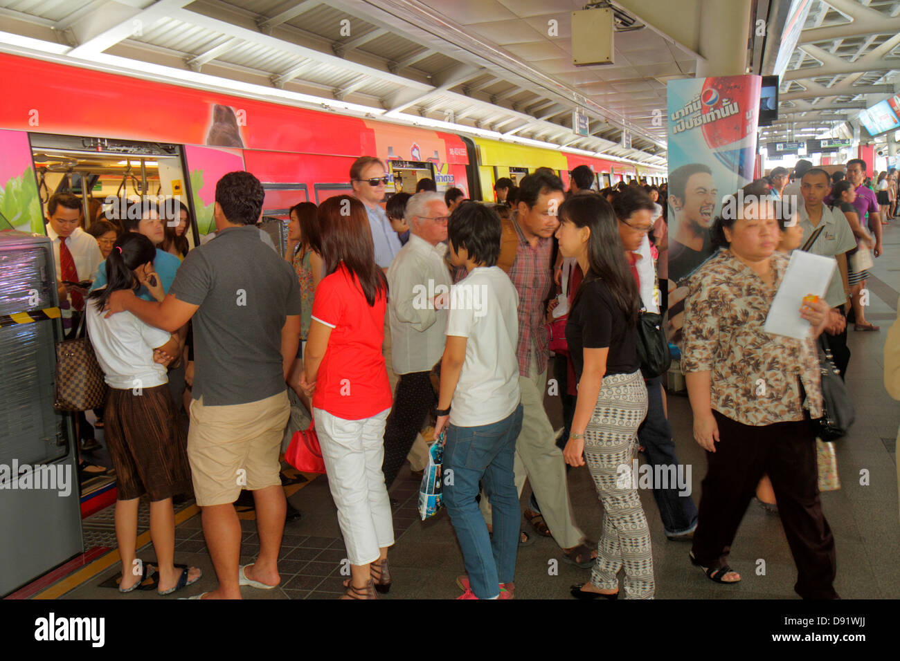 Bangkok Thailand, Thai, Pathum Wan, Phaya Thai Station, Bangkok Mass Transit System, BTS Skytrain, Plattform, asiatische Frau weibliche Frauen, Mann Männer, Pendler, Stockfoto