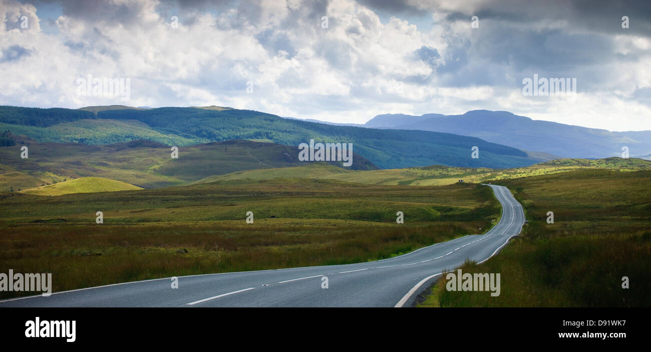 leere Straßenlauf durch ländliche Landschaft Stockfoto