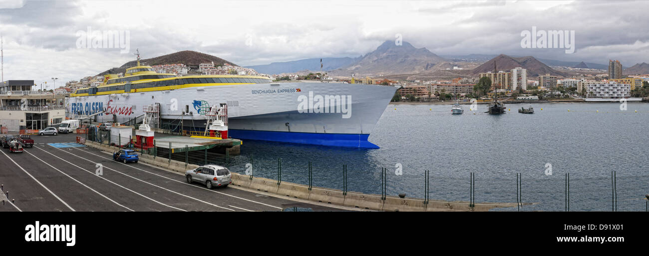 Fred Olsen Trimaran laden am Fährhafen in Los Cristianos Stadt, Süden von Teneriffa, Kanarische Inseln-Spanien Stockfoto