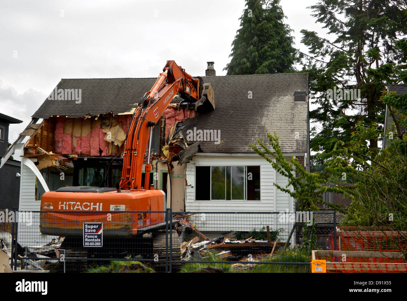 Hitachi Zaxix 200 LC Baggerfahrer mit Hydraulikarm Greifer Eimer, Dach alte Vancouver Haus Sanierung zu zerstören Stockfoto
