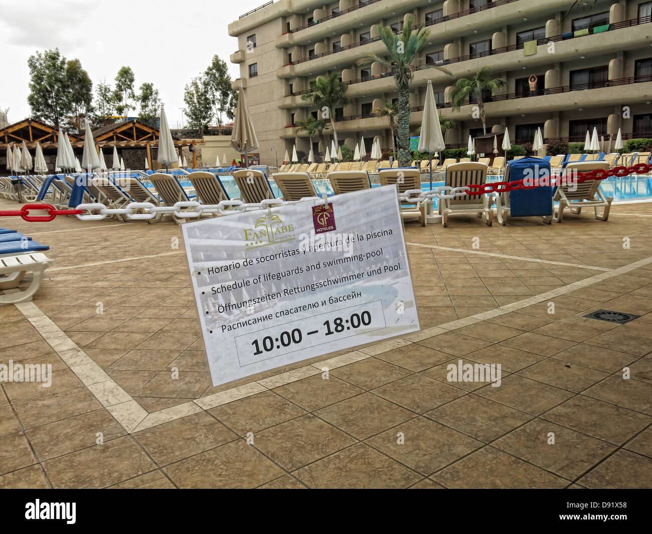 Teneriffa Urlaub Pool ist nur zwischen 10:00 und 18:00 geöffnet. Handtücher auf Sonnenliegen vor gesetzt zu verhindern Stockfoto