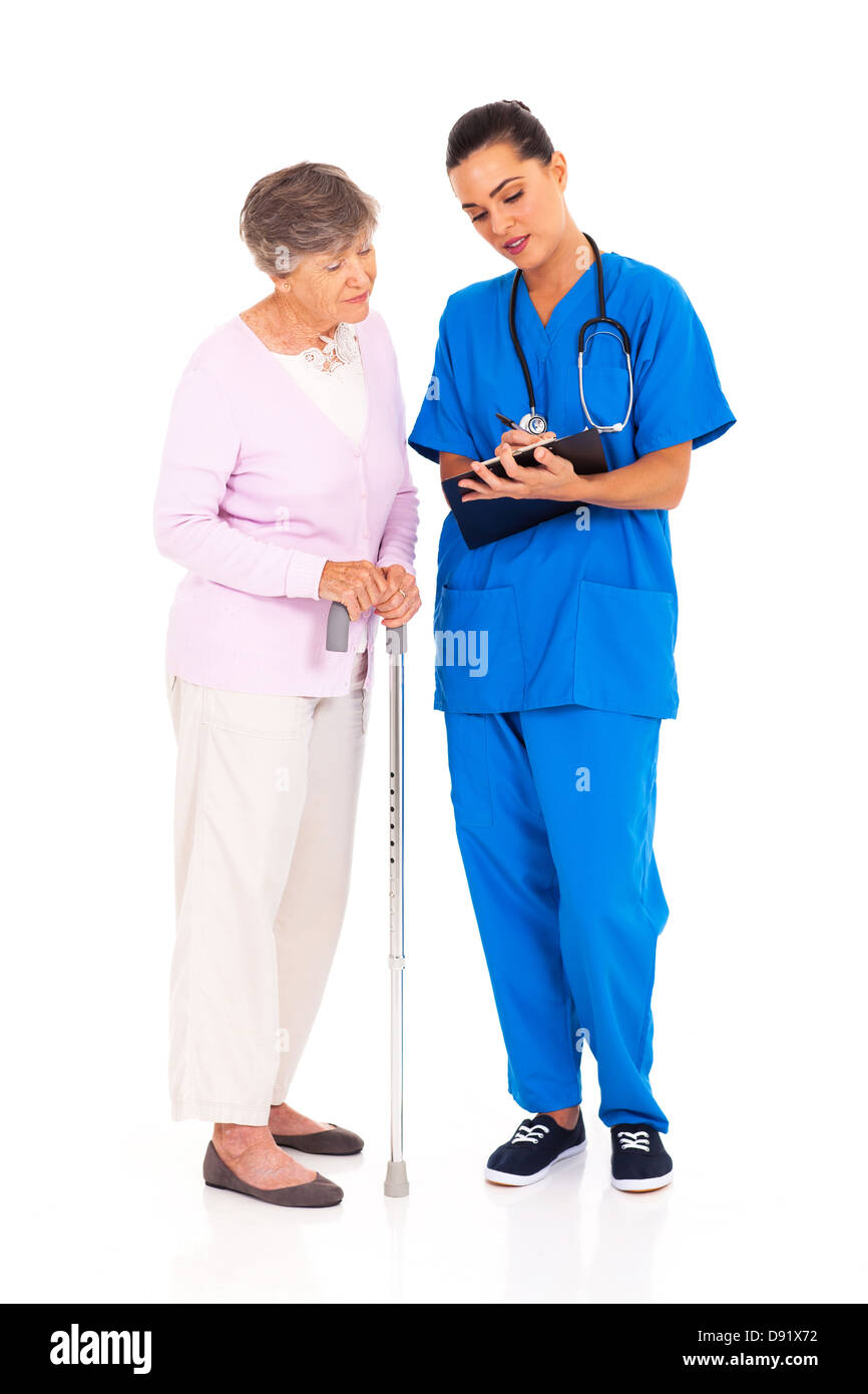 Krankenschwester erklärt medizinische Testergebnis für ältere Patienten Stockfoto