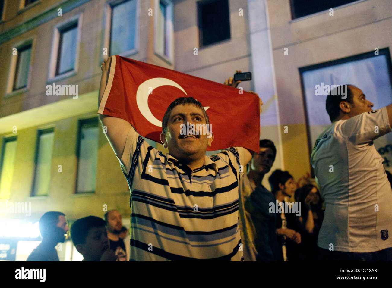 Istanbul, Türkei. 8. Juni 2013. Samstag, 8. Juni 2013 am Taksim-Platz in Istanbul zu protestieren. Mann hält eine türkische Flagge, wie sie am Taksim-Platz in Istanbul zeigen. Istanbul hat Proteste Wut auf tagelang mit zwei Demonstranten und ein Polizist getötet gesehen. Eine harte Polizeirazzia auf eine kleine Kampagne zur Rettung eines Istanbul Parks am 31. Mai löste landesweite Proteste gegen Erdogan. Bildnachweis: Konstantinos Tsakalidis/Alamy Live-Nachrichten Stockfoto