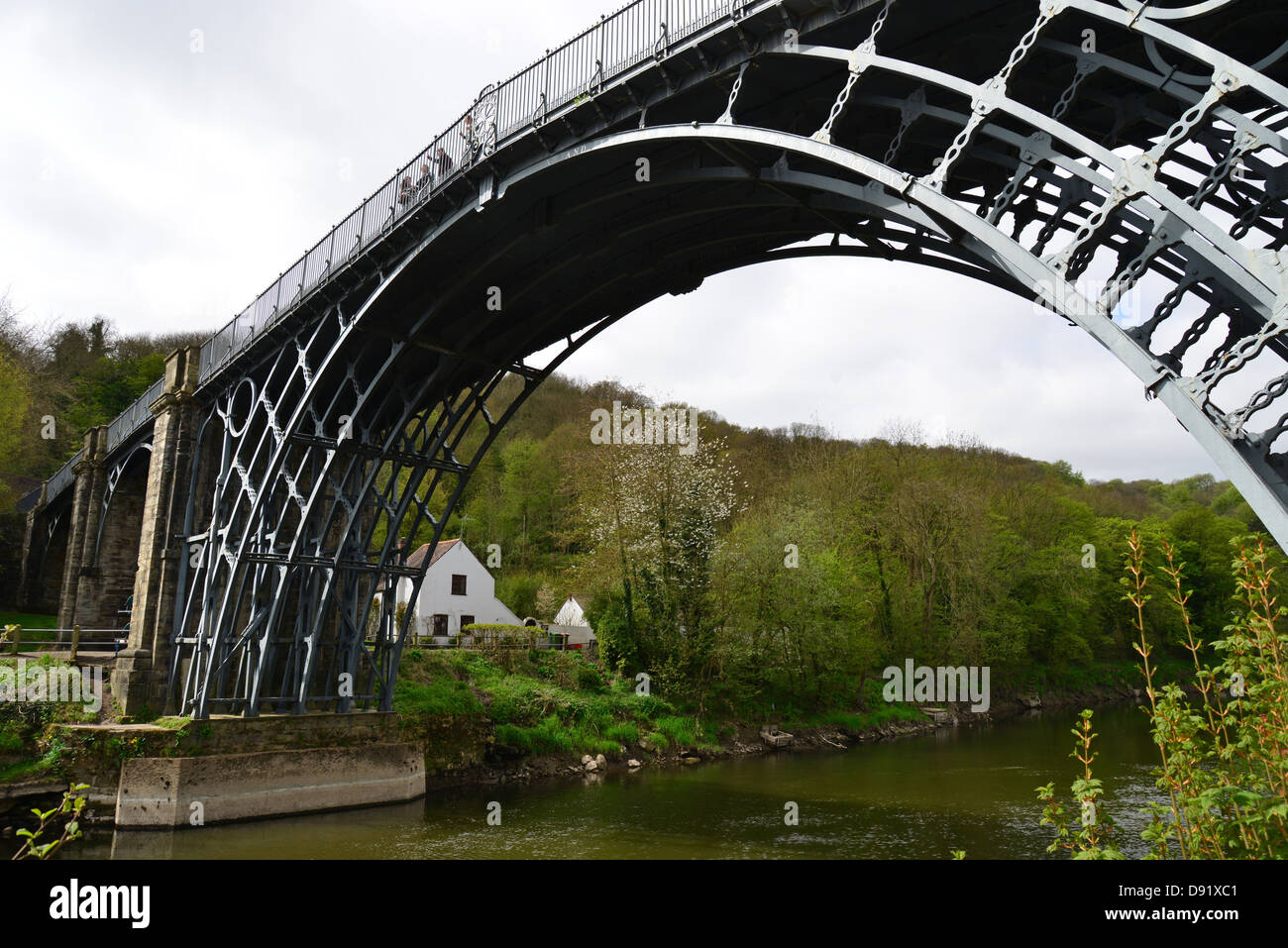 Die Eiserne Brücke über den Fluss Severn, Ironbridge, Ironbridge Gorge, Shropshire, England, Vereinigtes Königreich Stockfoto