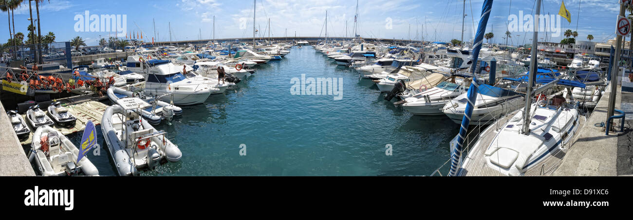 Panorama des Hafens / Hafen bei Puerto Colon, in der Nähe von La Pinta Strand, zwischen Playa Las Americas und Costa Adeje, Teneriffa-Süd Stockfoto