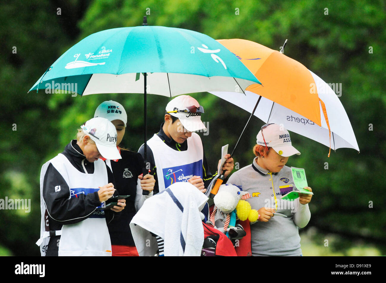 Pittsford, NY, USA. 8. Juni 2013. Jiyai Shin versuchen, bleiben trocken auf das 4. Loch des zweiten Wahlgangs während die Wegmans LPGA Championship 2013 in Pittsford, NY. Bildnachweis: Cal Sport Media/Alamy Live-Nachrichten Stockfoto