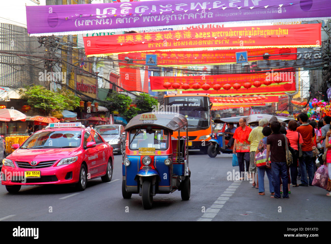Bangkok Thailand, Thai, Samphanthawong, Chinatown, Yaowarat Road, Verkehr, Taxi, Auto-Rikscha, Tuk-Tuk, sam-lor, Bus, Bus, Taxis, Taxi, Taxis, Bus, Bus, Banner, Chi Stockfoto