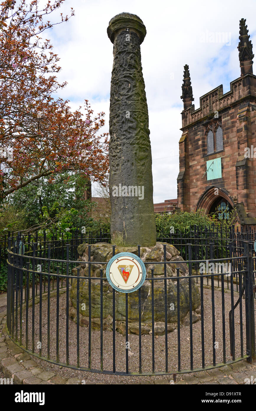 19. Jahrhundert überqueren Welle in St Peter Kirche Gärten, Wolverhampton, West Midlands, England, Vereinigtes Königreich Stockfoto