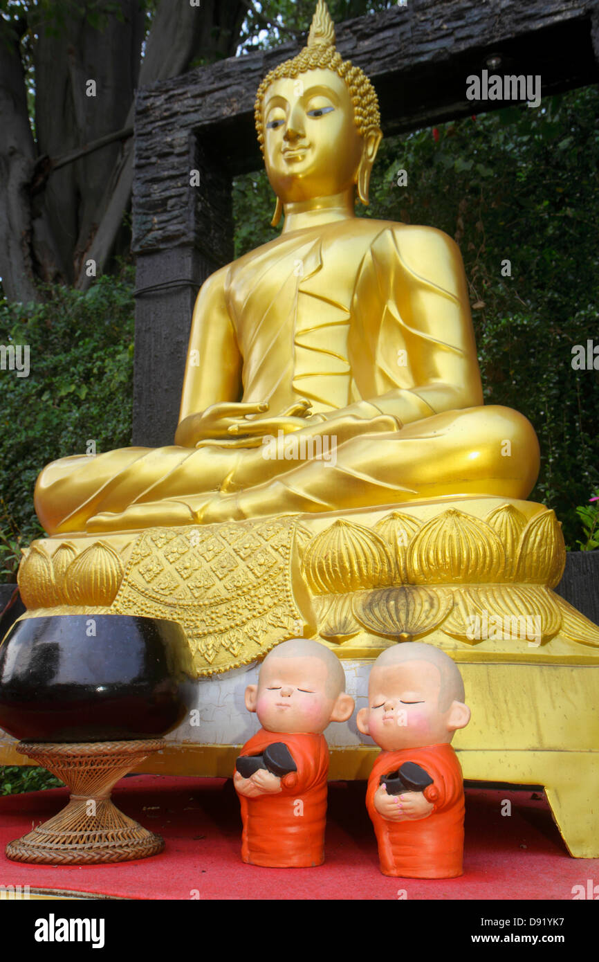Bangkok Thailand, Thai, Pom Prap Satdru Phai, Wat Saket Ratcha Wora Maha Wihan, Buddhistischer Tempel, Goldener Berg, Statue, Gold, Schrein, Buddha, lustig, Humor, Humorou Stockfoto