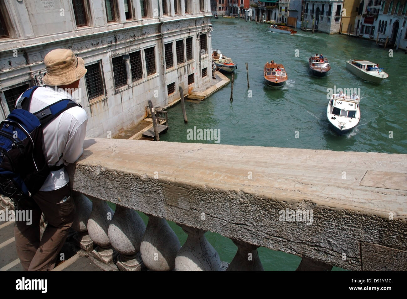 Touristischen beobachten Bootsverkehr auf dem Canale Grande von der Rialto-Brücke, Venedig, Italien. HERR Stockfoto