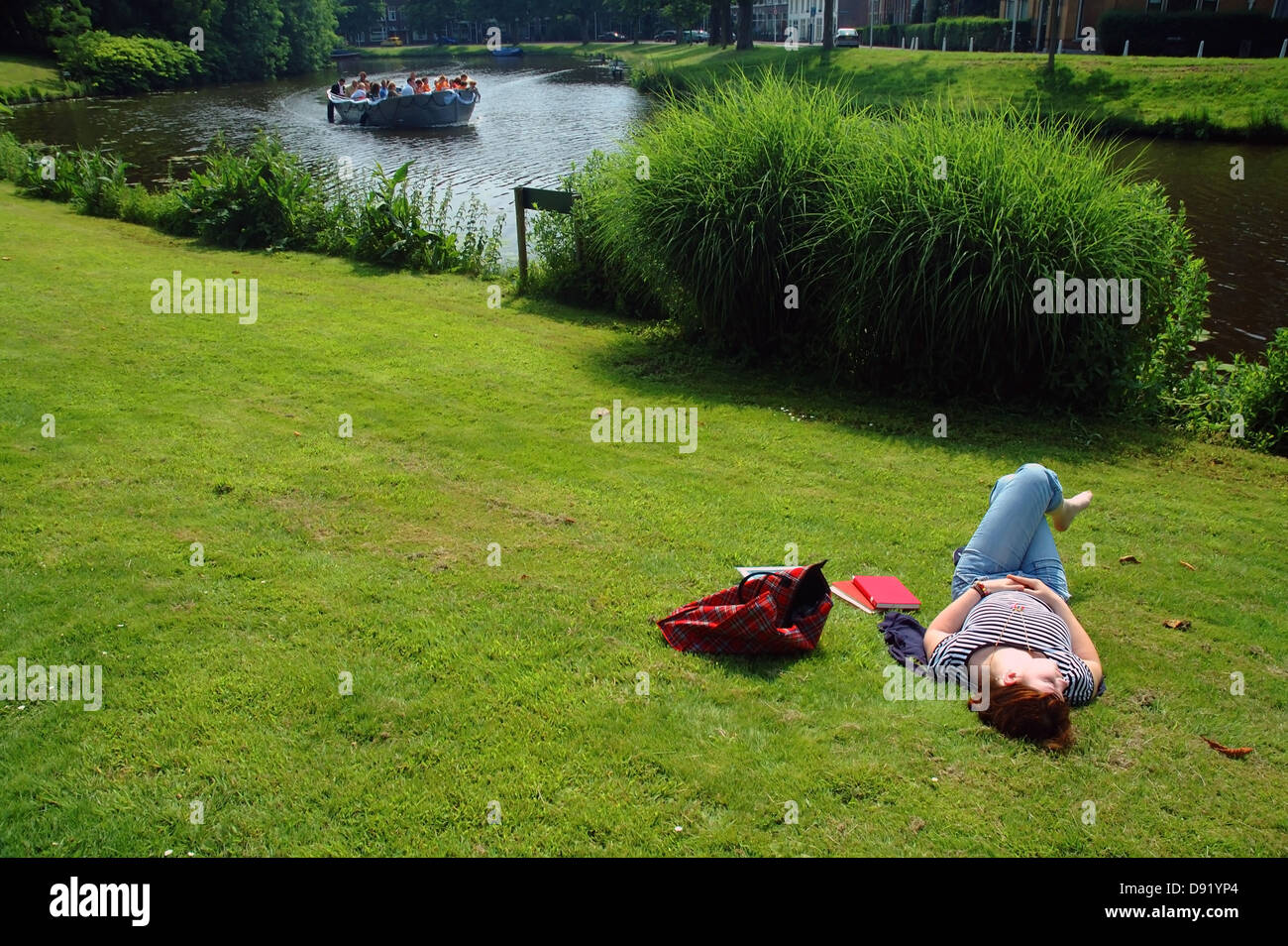 Sommer im Hortus Botanicus, an den Ufern des Kanals Witte Singel, Leiden, Niederlande. Kein Herr Stockfoto