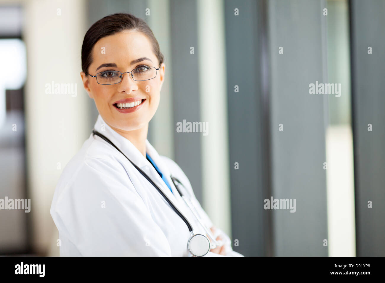 Porträt der hübschen weiblichen Arzt für Allgemeinmedizin im Büro Stockfoto