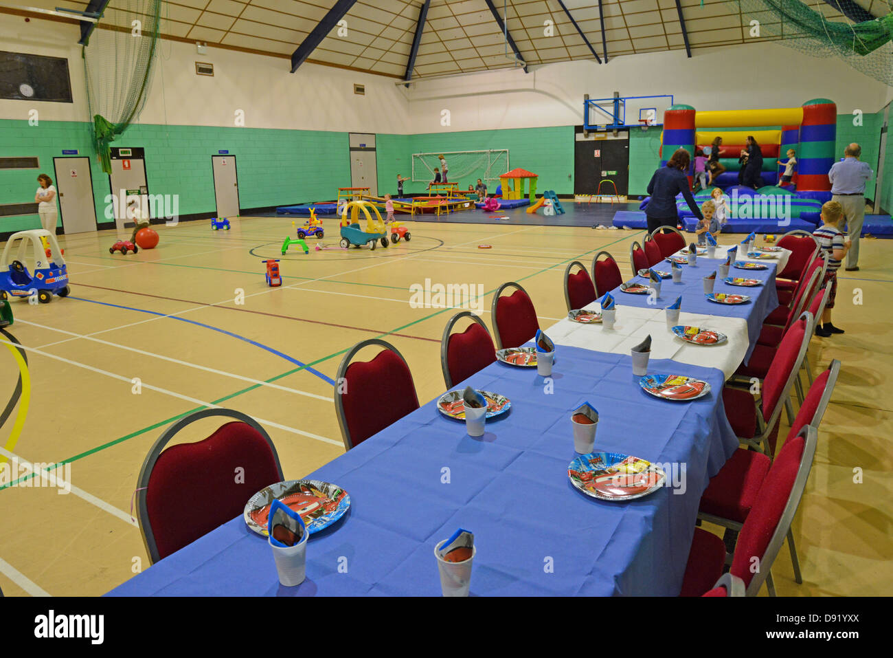 Kindergeburtstag im indoor Playcentre, Brackley Leisure Centre, Brackley, Northamptonshire, England, Vereinigtes Königreich Stockfoto