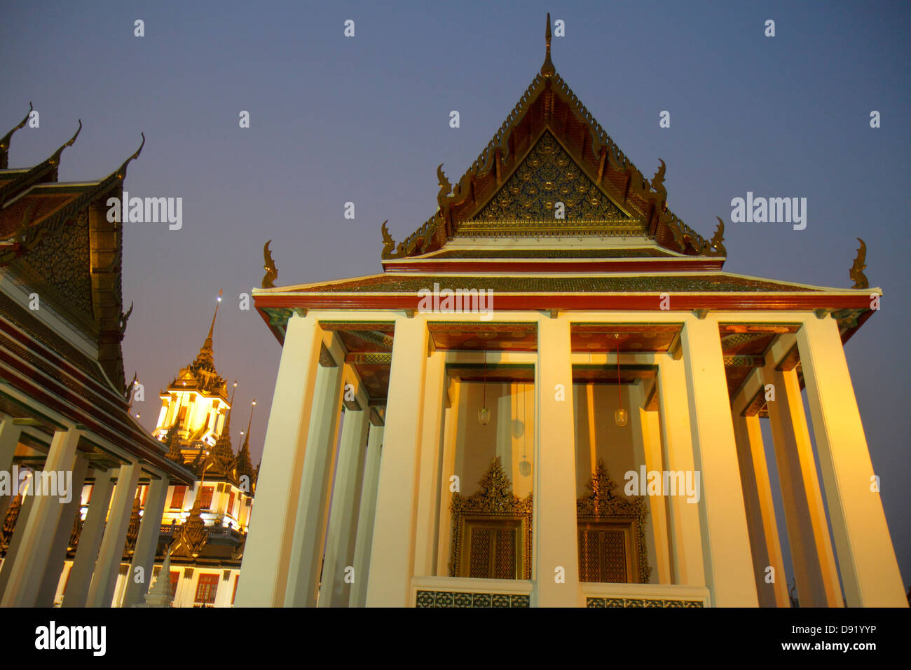Bangkok Thailand, Thai, Phra Nakhon, Wat Ratchanatdaram, buddhistischer Tempel, Loha Prasat, Maha Chetsadabodin Pavillon, Rattanakosin Halle, 37 Metalltürme, Dämmerung, ni Stockfoto