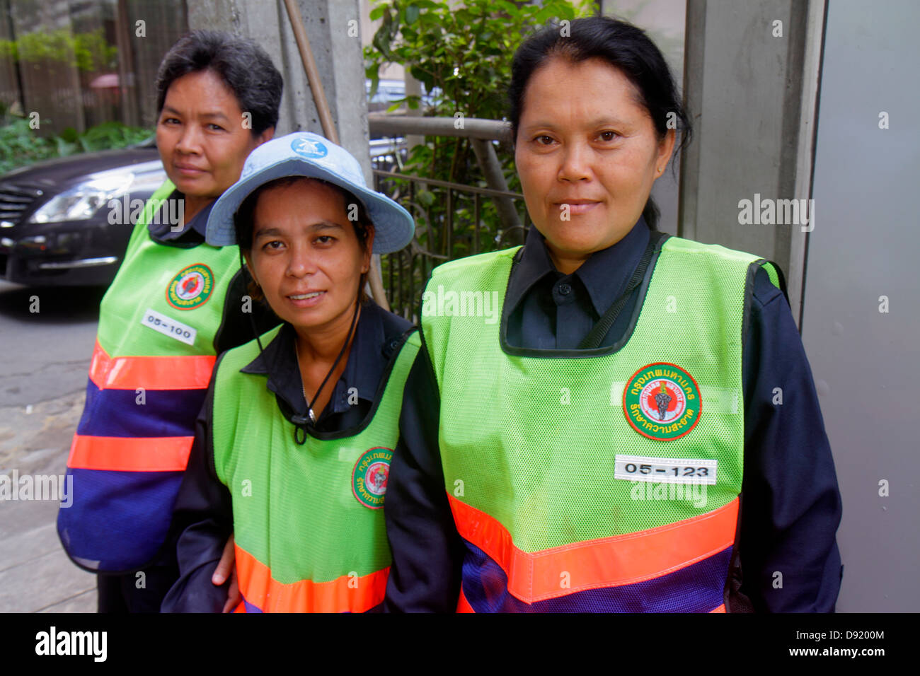 Bangkok Thailand, Thai, Pathum Wan, Rama 1 Road, asiatische Frau weibliche Frauen, Stadt, Angestellte, Uniform, Straßenkehrmaschine, Putzfrau, Arbeit, Arbeit, Thai130211002 Stockfoto