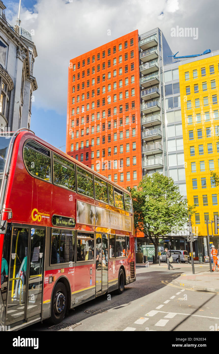 Eine London Bus und farbenfrohe Gebäude. Aus Dänemark Straße fotografiert. London, England. Stockfoto