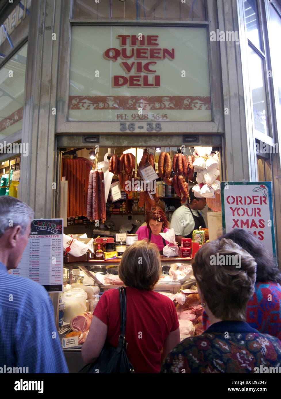 Das Queen Vic Deli, berühmte alte Delikatessen im Queen Victoria Markets, Melbourne, Victoria, Australien. Keine PR oder Herr Stockfoto