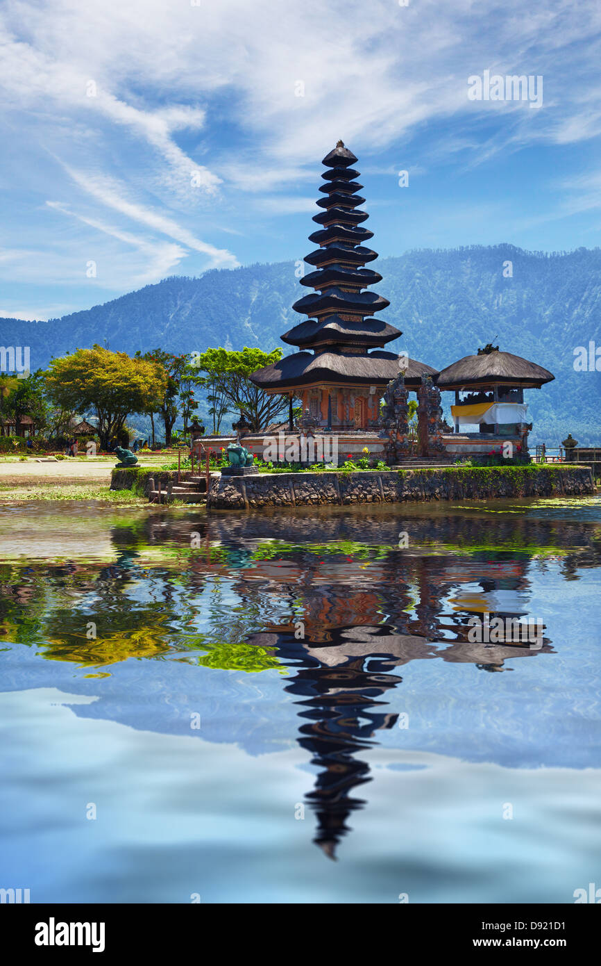 Hindu-Tempel-Komplex am Bratan See Pura Ulun Danu Bratan, Bali, Indonesien - Collage mit Reflexion Stockfoto