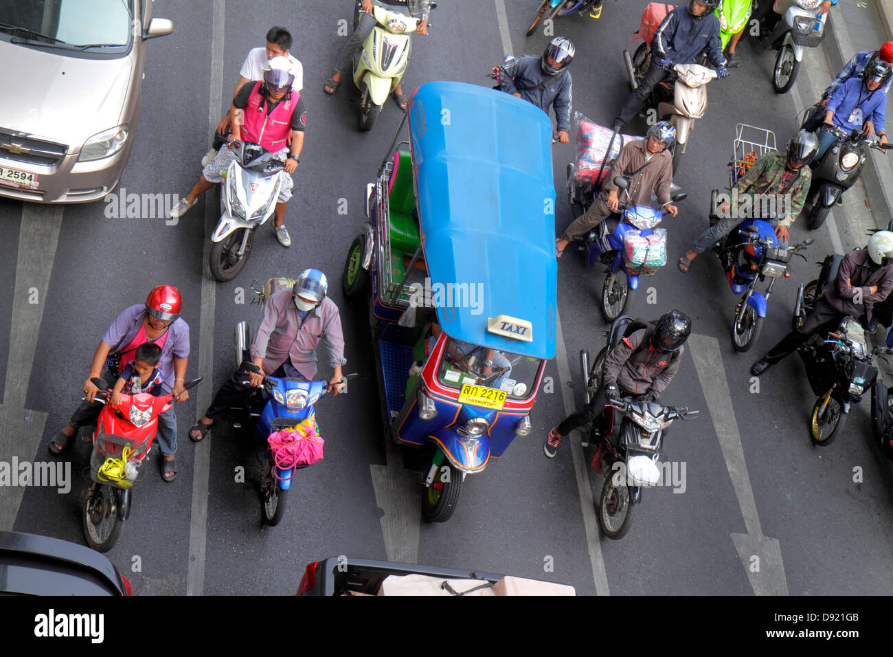 Bangkok Thailand, Thai, Pathum Wan, Phaya Thai Road, Verkehr, Taxis, Taxis, Taxis, Taxis, Motorräder, Motorroller, Auto-Rikscha, Tuk-Tuk, sam-lor, Skywalk, Aussicht, Ove Stockfoto