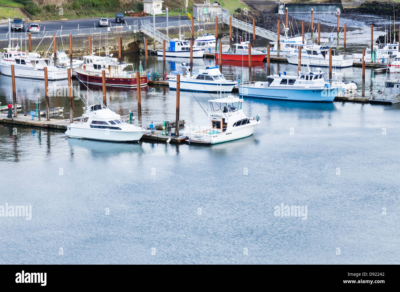 Depoe Bay Oregon USA.  Depoe Bay Harbor und Docks mit Booten gefesselt für den Tag Stockfoto