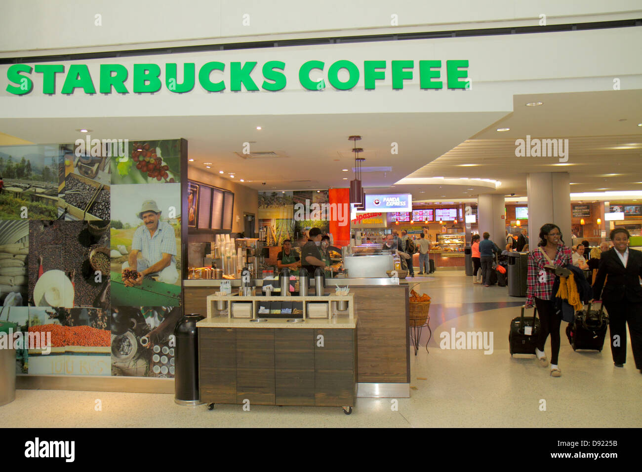 Texas, South, Southwest, Houston, George Bush Intercontinental Airport, IAH, Gate, Cafe, Starbucks Coffee, Barista, Cafe, Food Court plaza Tischtische Casual di Stockfoto