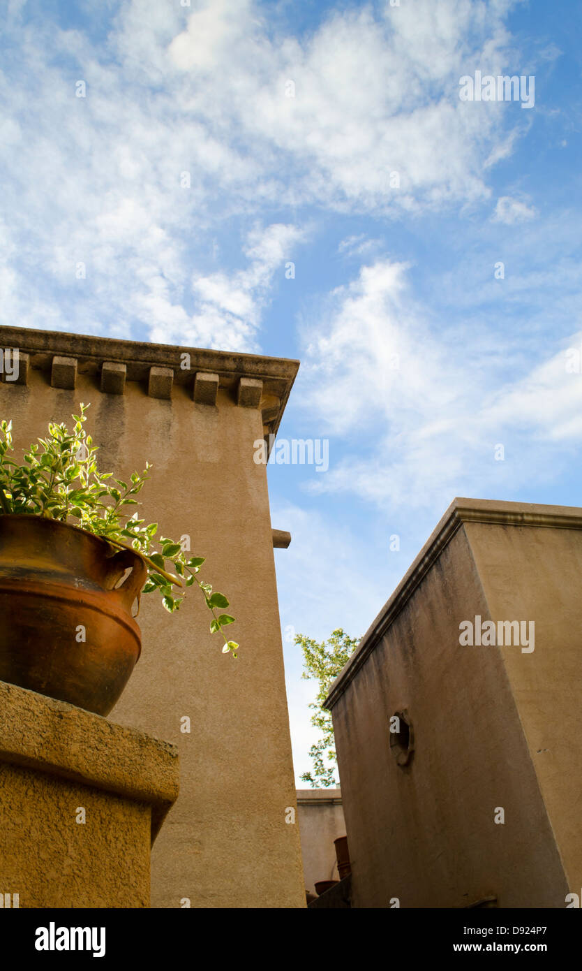 Auf dem Dach Gebäudeecken von Tlaquepaque, eine einzigartige handwerkliche shopping-Komplex in Sedona Arizona. Stockfoto