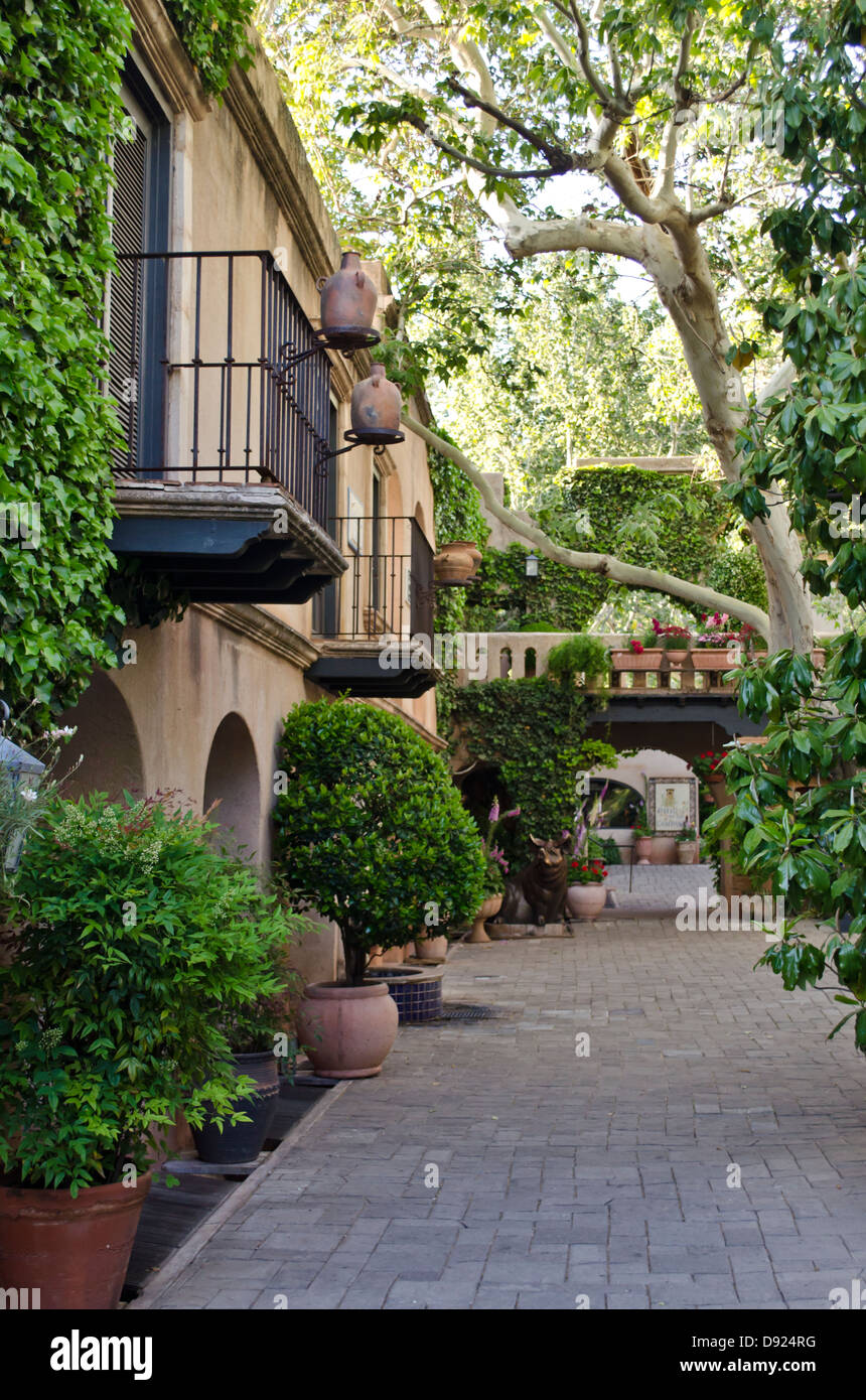 Tlaquepaque Arts & Crafts Village in Sedona, Arizona, USA. Innenhof mit Bäumen in Tlaquepaque in Sedona, AZ. Stockfoto