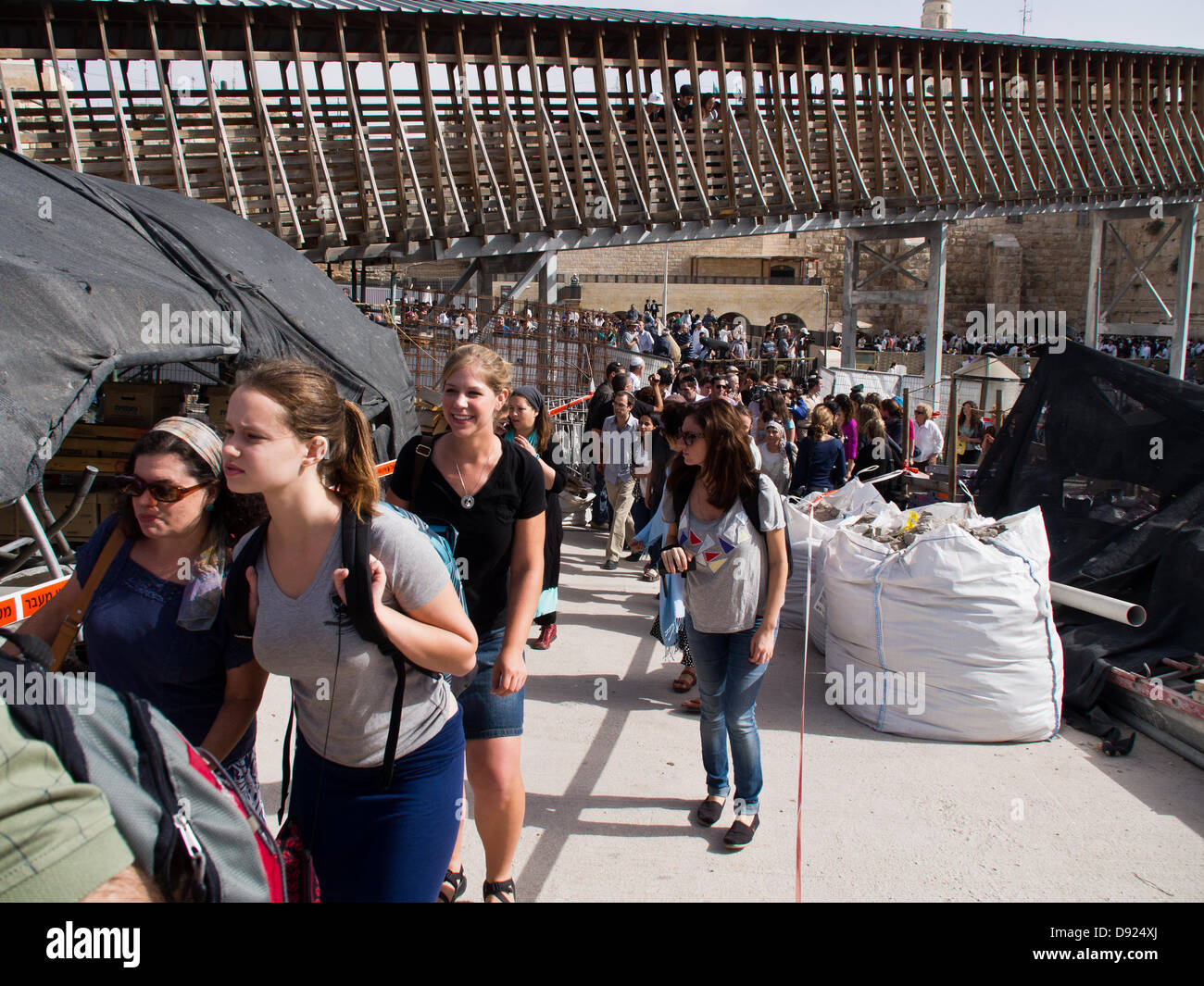 Jerusalem, Israel. 8. Juni 2013. "Frauen der Mauer" evakuierten folgende Gottesdienste und kollektiv Bussen von der Klagemauer unter Polizei-Eskorte für ihren Schutz. Morddrohungen sind auf beiden Seiten der Kluft in den vergangenen Wochen eingegangen. Jerusalem, Israel. 9. Juni 2013.  Gewalt durch extreme Polizeieinsatz an der Klagemauer für das monatliche Gebet der "Women of The Wall" verhindert. Ultra-orthodoxen Juden Objekt zu "Frauen an die Wand" anziehen Gebet Schals und Gebetsriemen in gewissem Sinne nur den Männern vorbehalten. Bildnachweis: Nir Alon/Alamy Live-Nachrichten Stockfoto