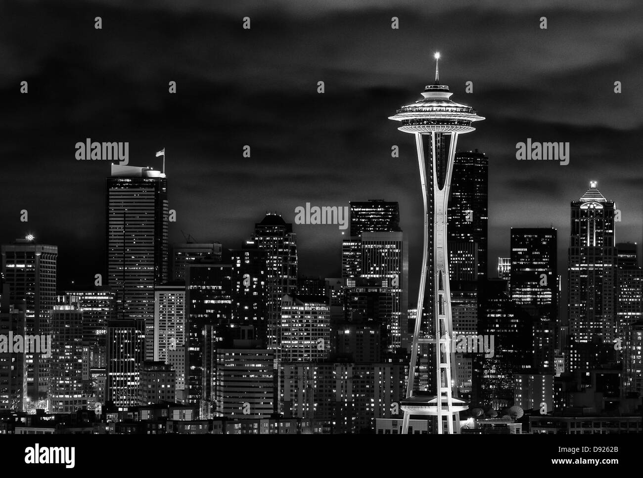 Skyline von Seattle bei Nacht zeigt die Space Needle. Stockfoto