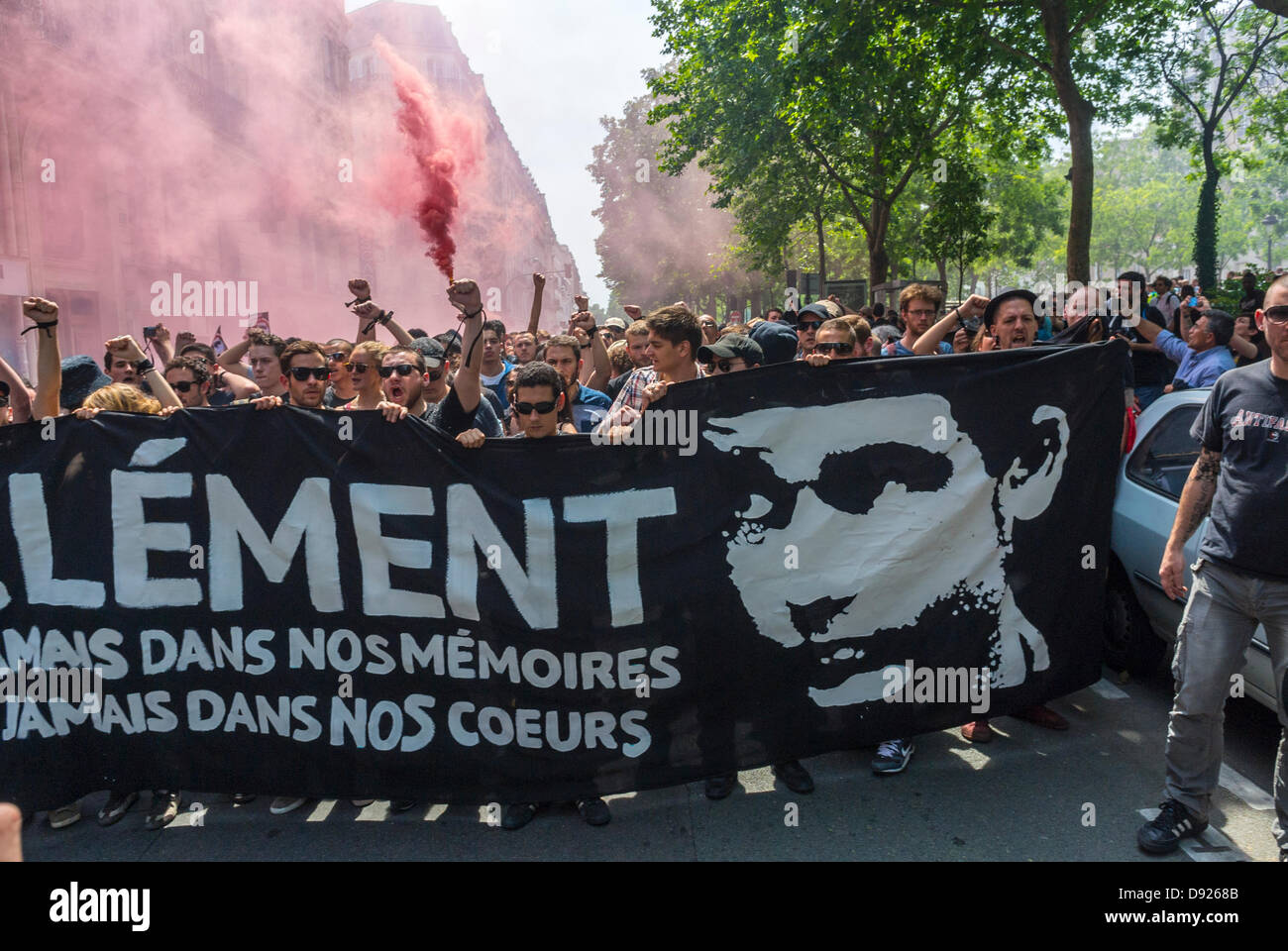 Paris Frankreich. Extreme Links, Demonstration in Erinnerung an den ermordeten linken Militanten Clement Méric. Menschenmenge Marching mit Demonstranten Banner Stockfoto