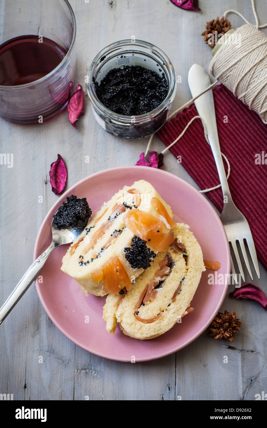 Lachs-Rollen mit schwarzem Kaviar und Rotwein Stockfoto