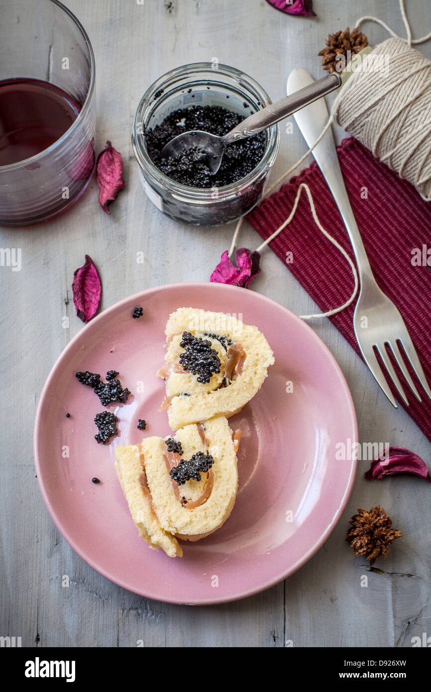 Lachs-Rollen mit schwarzem Kaviar und Rotwein Stockfoto