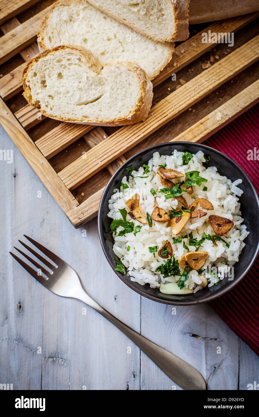 eine Schüssel mit gekochtem Reis und gebratenen Knoblauch Stockfoto