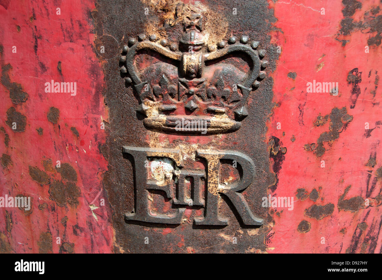 Shoreditch. Verrostete Royal Mail-Briefkasten mit Royal crown Stockfoto