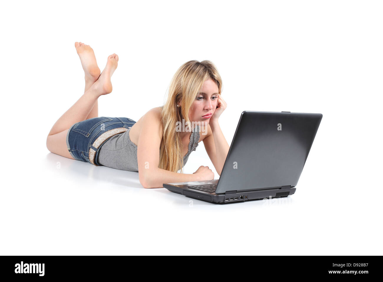 Schöne Frau gelangweilt von ihren alten Laptop isoliert auf weißem Hintergrund Stockfoto