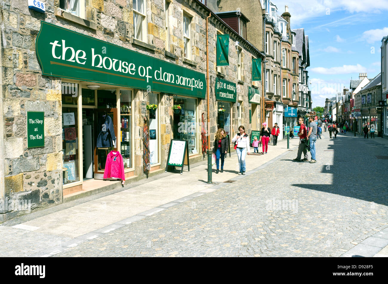 Geschäfte und Shopper Fort William Haupt Straße Highlands Scotland UK Stockfoto