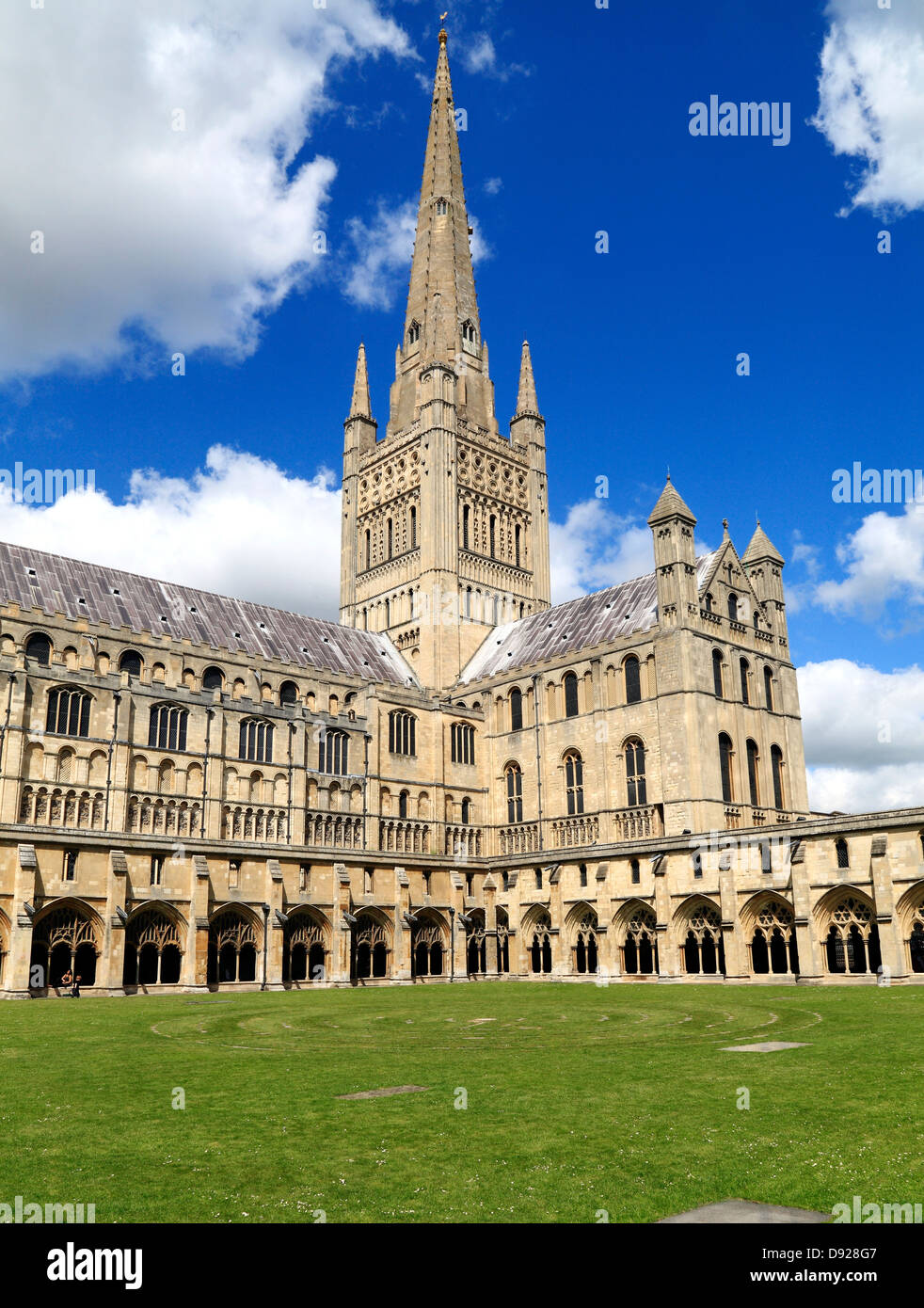 Norwich Kathedrale Spire, Langhaus, Querschiff und Kreuzgänge, Norfolk, England, Englisch mittelalterlichen Kathedralen Stockfoto