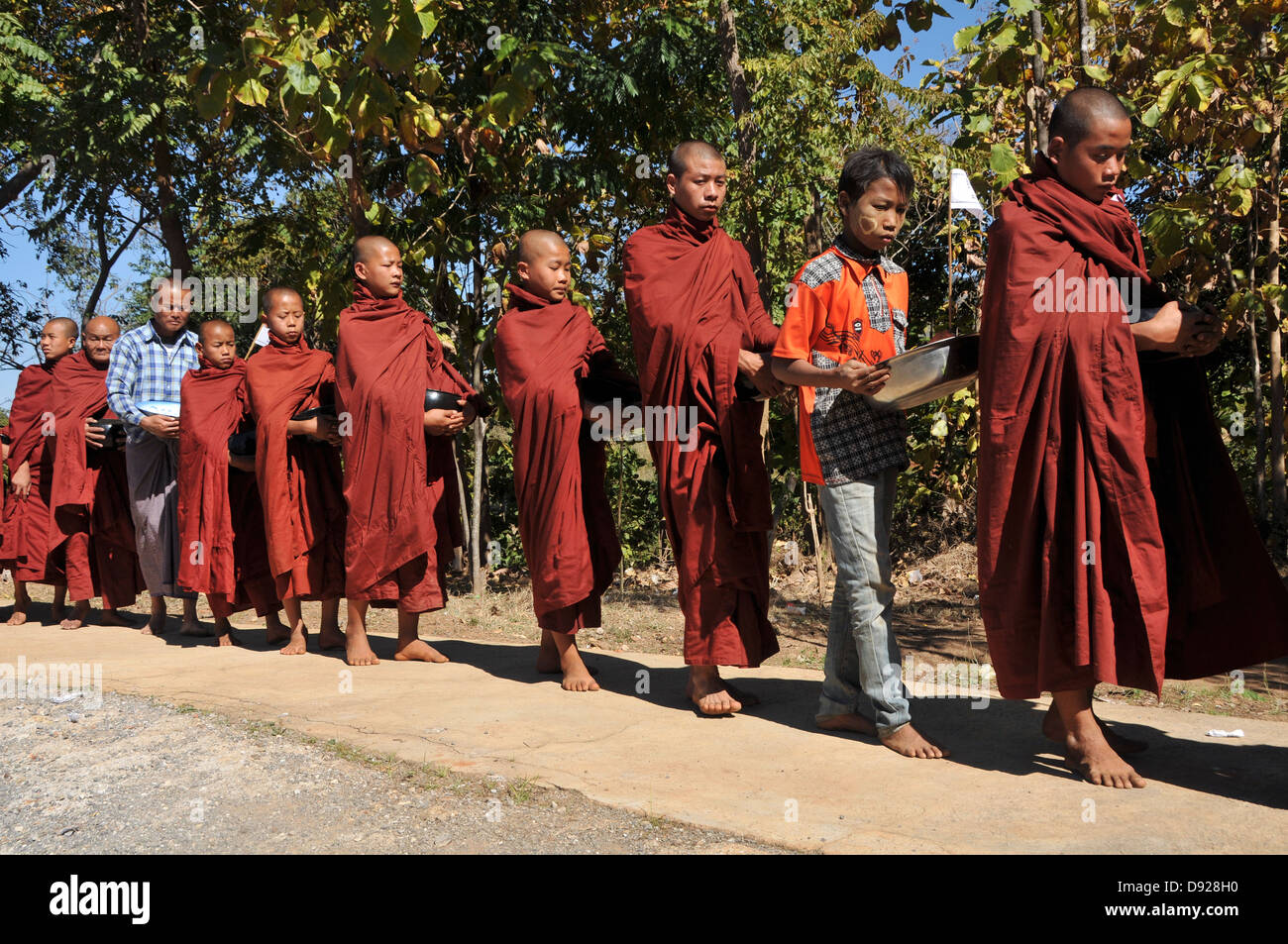 Buddhistischen Mönchen Almosen beim Dezember-Vollmond-Festival, Nyaungshwe, Inle-See, Shan State in Myanmar Stockfoto