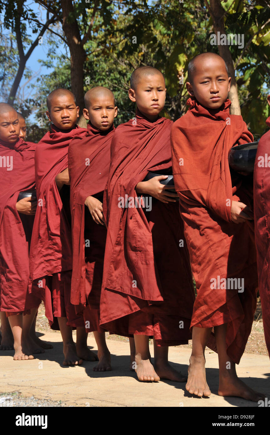 Buddhistischen Mönchen Almosen beim Dezember-Vollmond-Festival, Nyaungshwe, Inle-See, Shan State in Myanmar Stockfoto