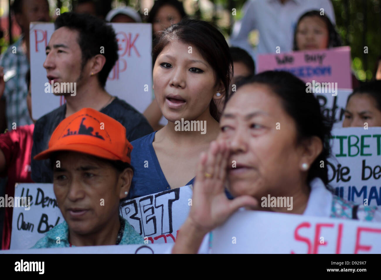 Ein tibetisches Mädchen schreit Slogans in Neu-Delhi, Indien, gegen die chinesische Besetzung Tibets. Stockfoto